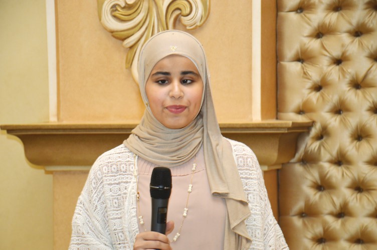 الطالبة جوري العازمي تلقي كلمتها﻿