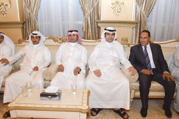 القاضي علي الشحومي والزميل اسامة ابوالسعود وعدد من الحضور﻿