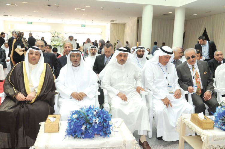 يعقوب الصانع ود محمد المقاطع يتوسطان الحضور 	﻿