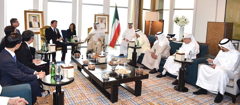 سمو رئيس الوزراء الشيخ جابر المبارك خلال استقباله عددا من مسؤولي الشركات الكورية بحضور انس الصالح وخالد الجارالله