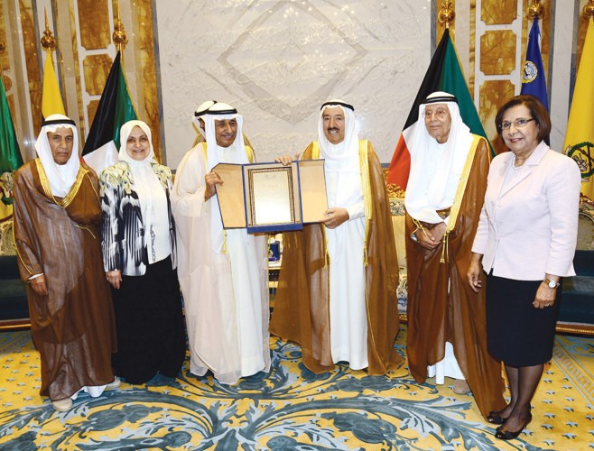 جانب من استقبال صاحب السمو الامير الشيخ صباح الاحمد للوزيرة هند الصبيح واعضاء الملتقى الخليجي العاشر لجمعيات وروابط الاجتماعيين بدول مجلس التعاون﻿