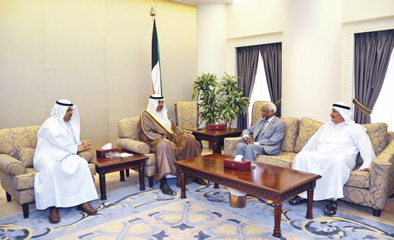 الشيخ صباح الخالد مستقبلا المشير عبدالرحمن سوار الذهب بحضور نائب رئيس مجلس الامة مبارك الخرينج