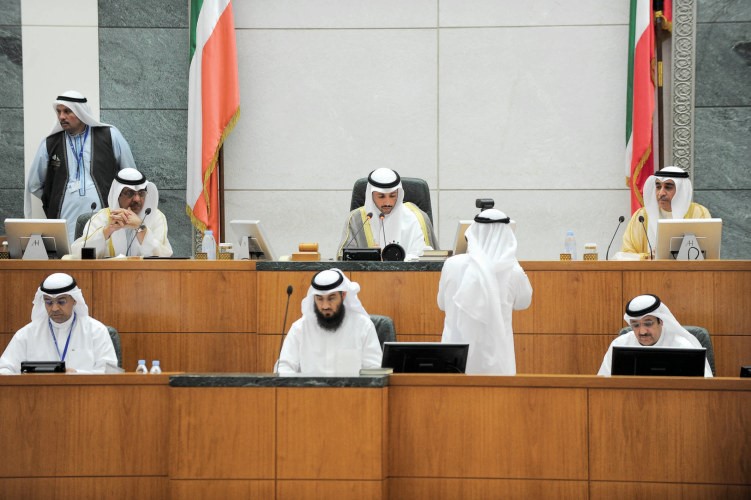 رئيس مجلس الامة مرزوق الغانم ونائبه مبارك الخرينج وامين السر معادل الخرافي اثناء الجلسة وتبدو الامانة العامةهاني الشمري﻿