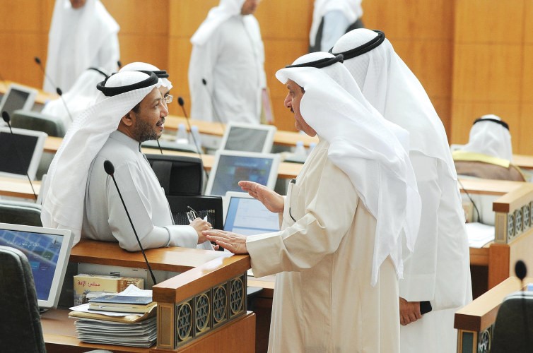 حوار جانبي بين عيسى الكندري وفيصل الدويسان ﻿