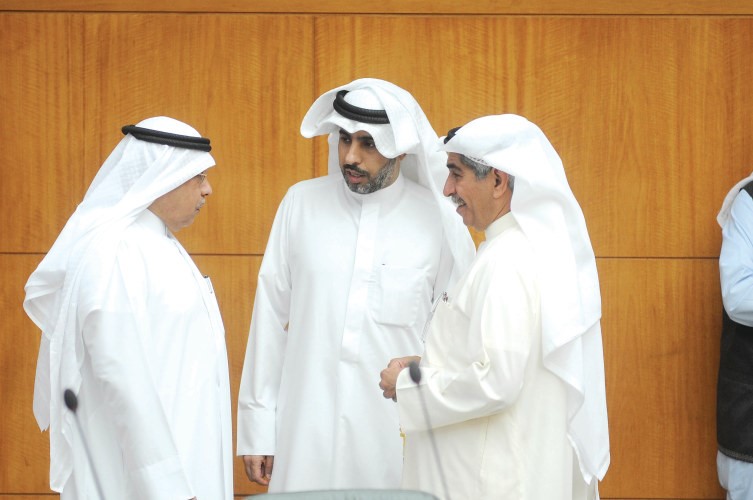 الشيخ خالد الجراح في نقاش جانبي مع علي الخميس ومعادل الخرافي﻿