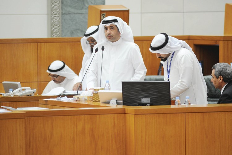 دعودة الرويعي على منصة المقرر خلال مناقشة قانون الملكية الفكرية﻿