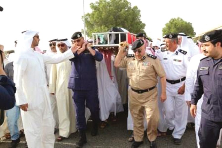جثمان شهيد الواجب عبدالله الدوسري محمولا على الاكتاف﻿