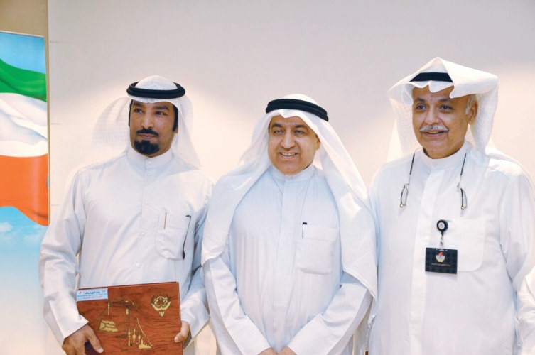 ممحمد بوشهري ومفؤاد العون خلال تكريم احد الموظفين