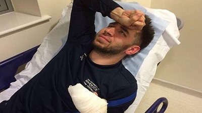 بالصور.. لاعب كرة قدم يفقد إصبعه بسبب خاتم الزواج