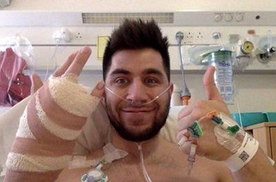 بالصور.. لاعب كرة قدم يفقد إصبعه بسبب خاتم الزواج