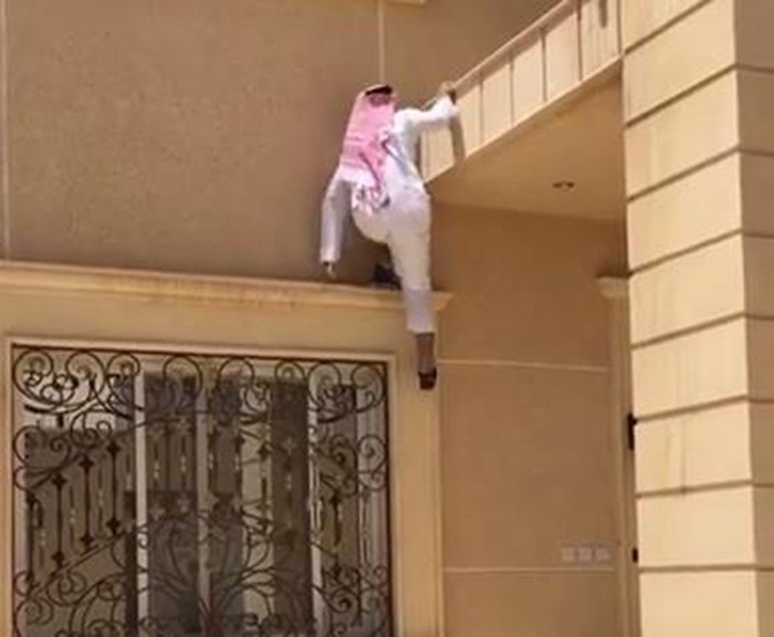 بالفيديو.. شاب بدشداشة وشماغ يتسلق طابقين في ثوان ويذهل الجميع.. ومعجبون: "هذا هو سبايدرمان الخليج"