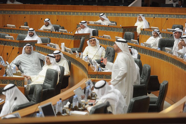 المجلس يوافق على التجنيس والوزير الحمود يؤكد حرص الحكومة على معالجة قضية "البدون" 