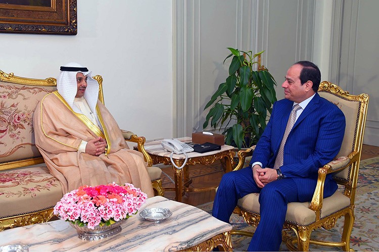الرئيس المصري عبدالفتاح السيسي مستقبلا وزير العدل ووزير الاوقاف يعقوب الصانعكونا