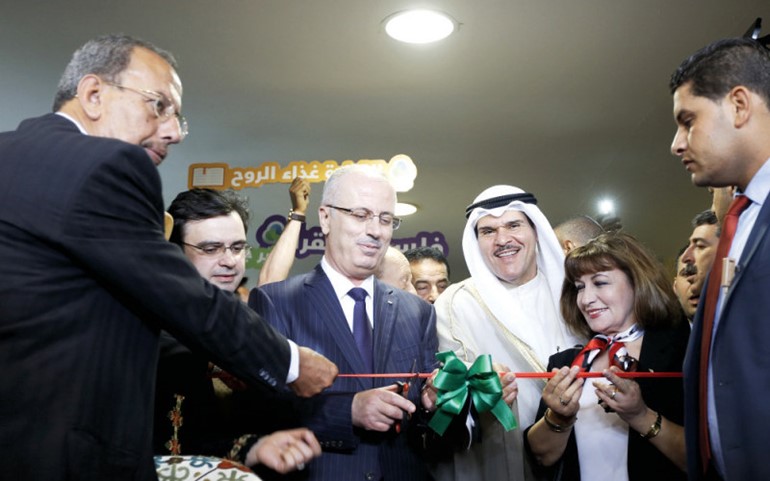 الشيخ سلمان الحمود يشارك رئيس وزراء دولة فلسطين درامي الحمدالله ووزيرة الثقافة الاردنية لانا مامكبغ قص شريط افتتاح معرض الكتاب في رام الله﻿