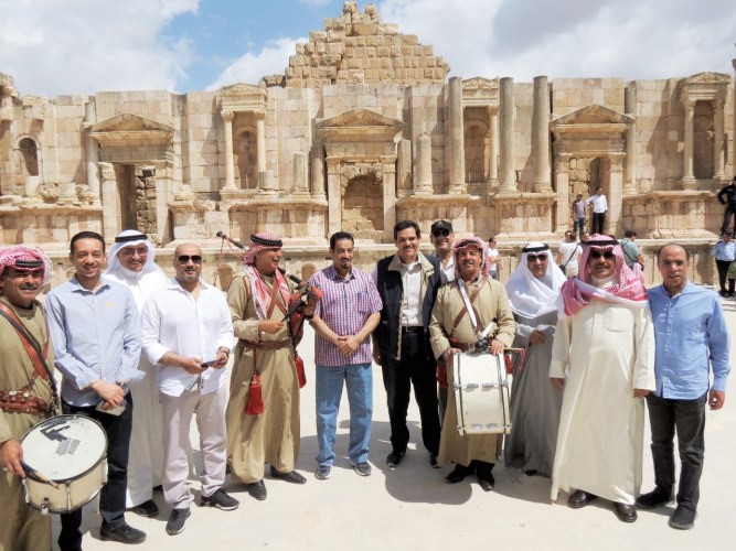 الوفد خلال زيارة مدينة جرش الاثرية﻿
