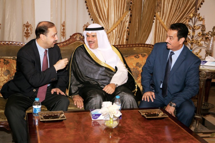 حديث ودي بين الشيخ سلمان الحمود ودمحمد المومني والسفير دحمد الدعيج﻿