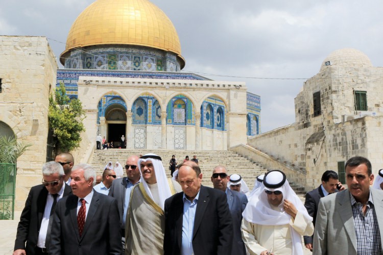 الوفد الكويتي في باحة المسجد الاقصى﻿