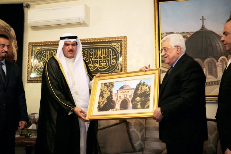 تبادل الهدايا التذكارية بين الرئيس الفلسطيني محمود عباس والشيخ سلمان الحمود﻿