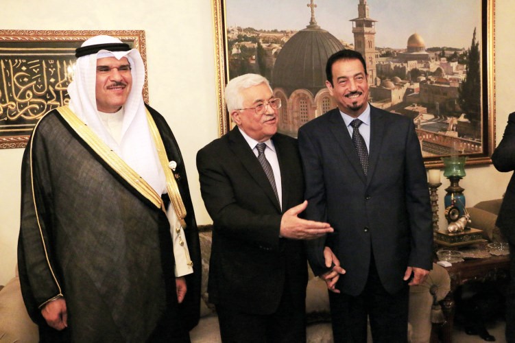 الرئيس الفلسطيني محمود عباس مع الشيخ سلمان الحمود والسفير دحمد الدعيج﻿