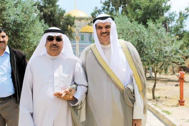 الشيخ سلمان الحمود والزميل عدنان الراشد في باحة الاقصى﻿