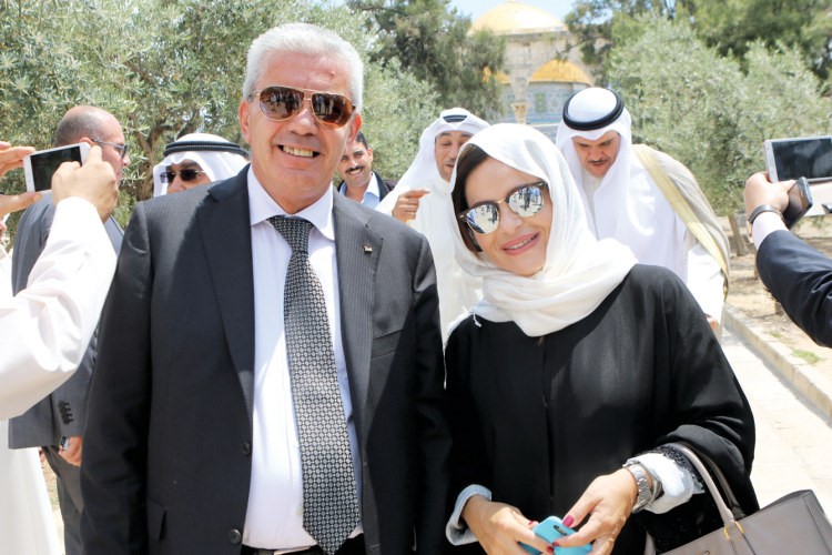 لانا ابوعيد مع سفير دولة فلسطين في الكويت رامي طهبوب﻿