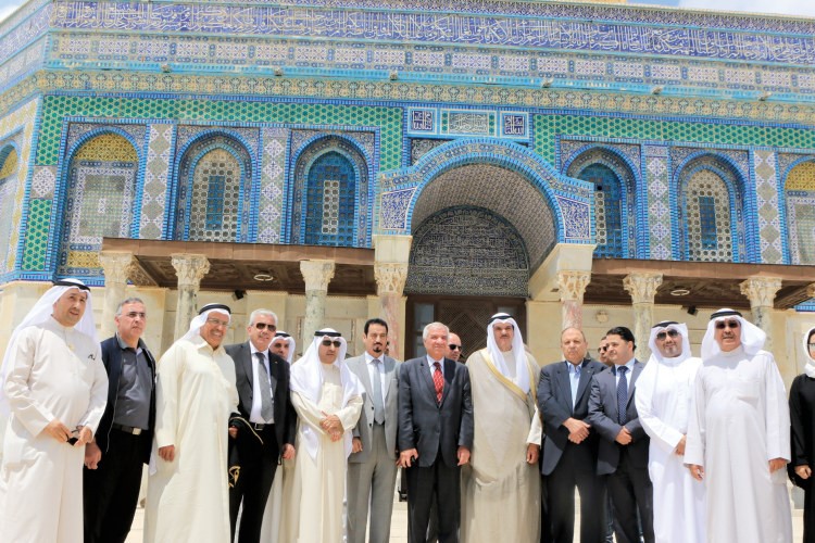لقطة تذكارية للوفد الكويتي في احدى باحات المسجد الاقصى﻿