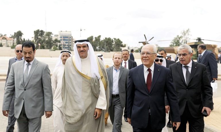 الشيخ سلمان الحمود واعضاء الوفد اثناء الوصول الى رام الله وفي استقبالهم امين عام الرئاسة الفلسطينية الطيب عبدالرحيم﻿