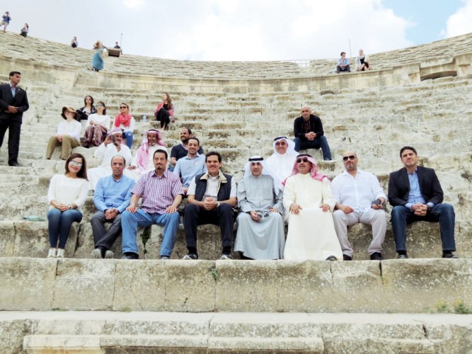 الوفد الكويتي في لقطة تذكارية على مدرج مسرح جرش الاثري في الاردن﻿