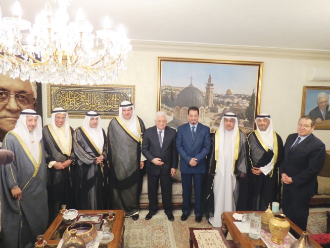 رئيس دولة فلسطين محمود عباس متوسطا الشيخ سلمان الحمود والسفير دحمد الدعيج والزميل عدنان الراشد وعددا من اعضاء الوفد﻿