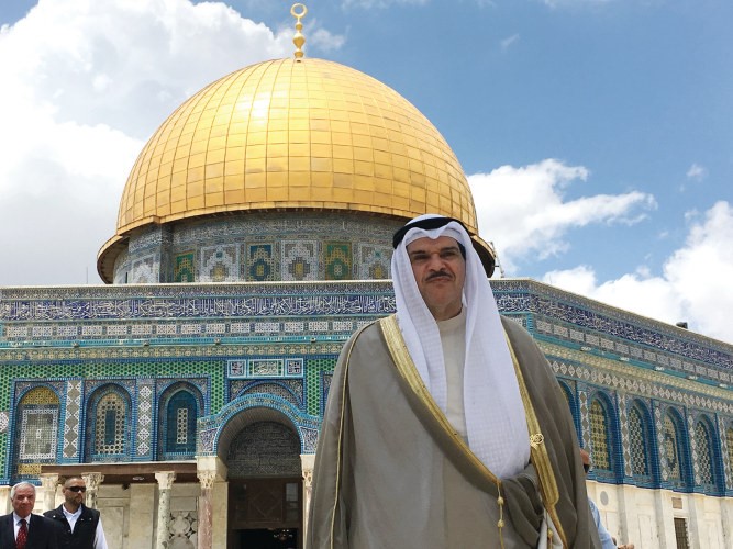 وزير الاعلام ووزير الدولة لشؤون الشباب الشيخ سلمان الحمود امام مسجد قبة الصخرة في باحة المسجد الاقصى﻿