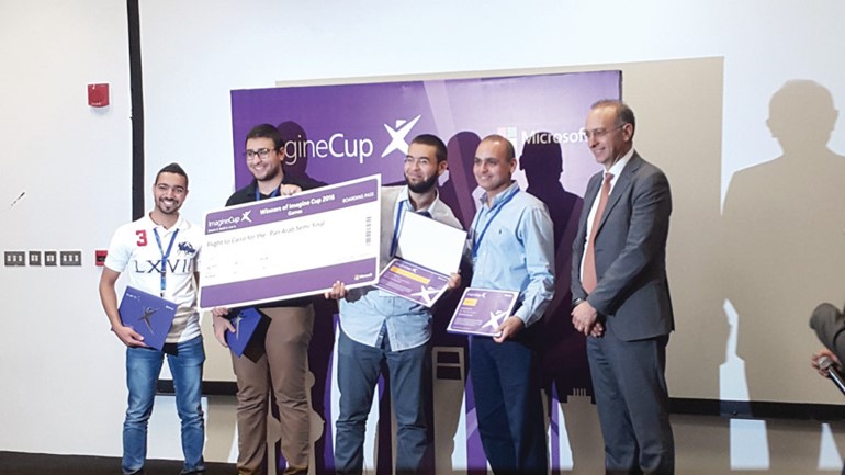 فريق جامعة الخليج للعلوم والتكنولوجيا الفائز بالمركز الاول ومدربه دعلي روماني وممثل الجائزة شارلز نحاس