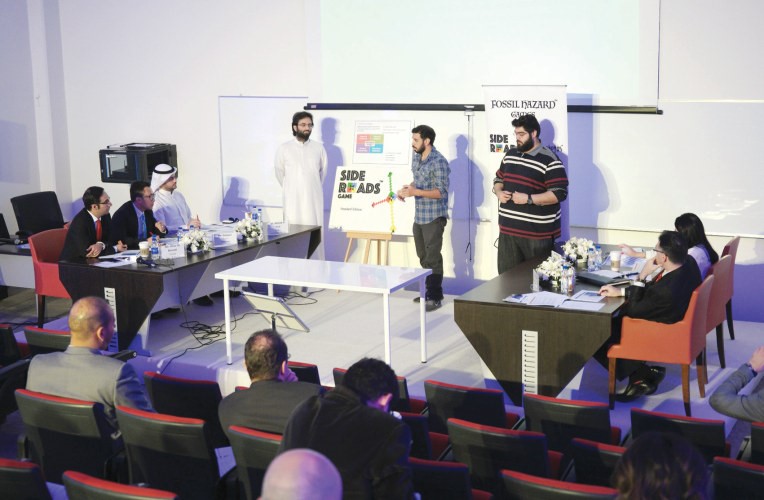 مجموعة من طلاب AUM يقدمون فكرة مشروعهم الى لجنة التحكيم