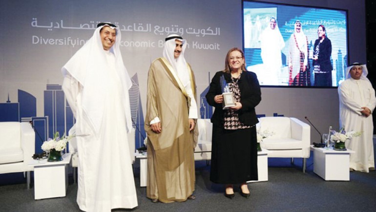 الهام محفوظ تتسلم الدرع التذكارية من ديوسف العلي
