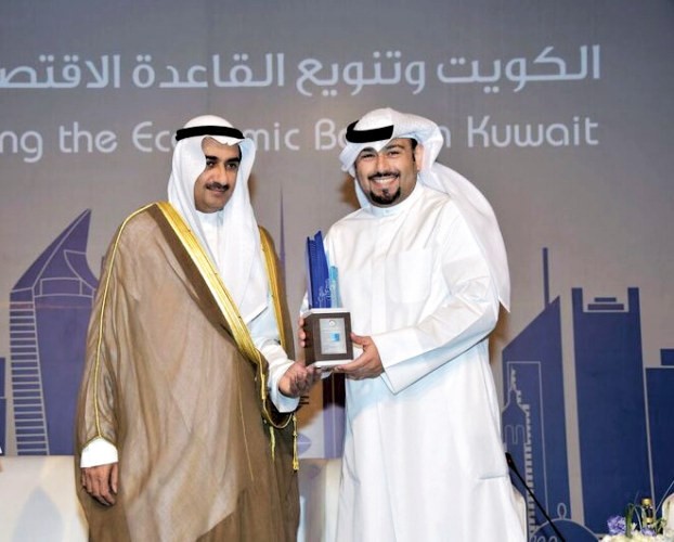 د يوسف العلي يسلم درعا تكريمية لعبد الرزاق العيسى﻿