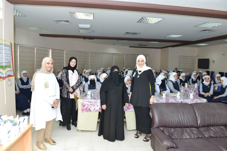 ممثلو بنك وربة خلال زيارتهم لمدرسة درة الهاشمية﻿