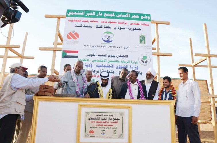 ممثل الوالي وزير التخطيط العمراني الفريق كمال جعفر والوزير محمد طاهر ويوسف الطويل اثناء وضع حجر الاساس لمجمع كسلا﻿