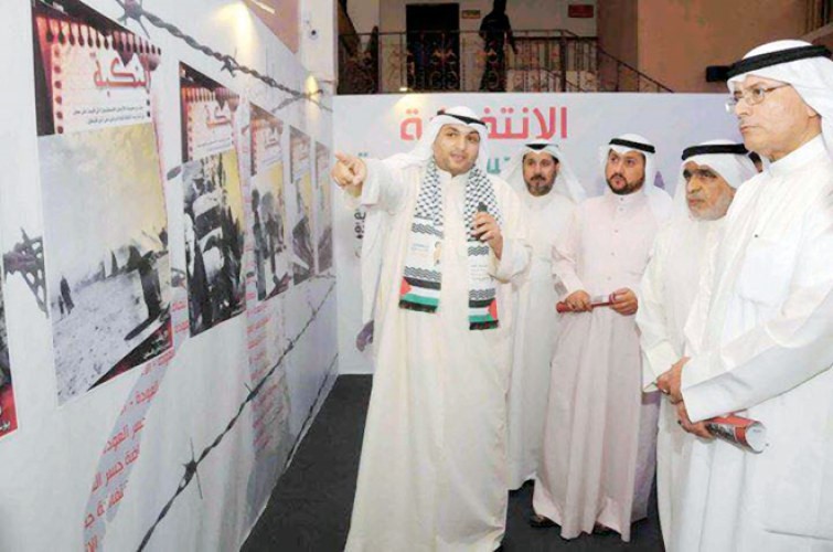 عبدالله الموسوي يشرح للنائب عدنان عبد الصمد وناصر العبدلي تاريخ النكبة خلال جولتهم في المعرض الاعلامي﻿