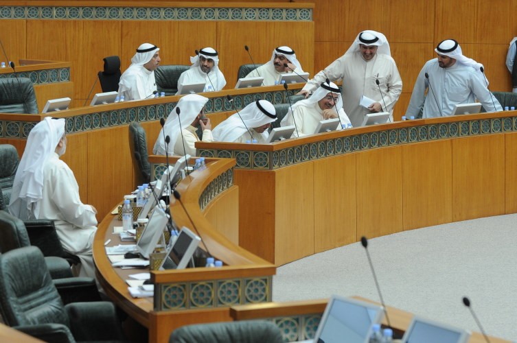 الشيخ سلمان الحمود وماحمد الجسار وممحمد الهدية وحمدان العازمي وراكان النصف خلال الجلسة