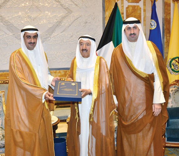 صاحب السمو الامير الشيخ صباح الاحمد يتسلم تقريرا عن الدورة الاولى لمعرض الكويت التجاري الدولي من د يوسف العلي بحضور الشيخ نمر فهد المالك ﻿
