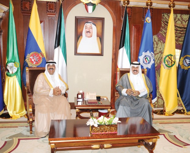 سمو ولي العهد الشيخ نواف الاحمد مستقبلا الشيخ مشعل الاحمد﻿