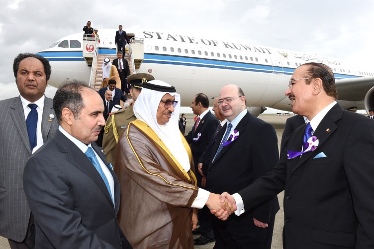 سمو الشيخ جابر المبارك مصافحا مستقبليه في طوكيو ﻿