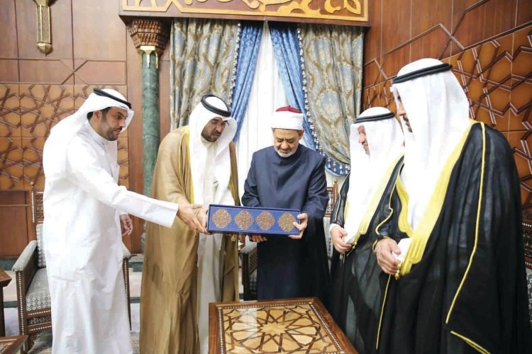 وفد هيئة القران الكريم يهدي فضيلة الامام الاكبر اول نسخة من مصحف الكويت
