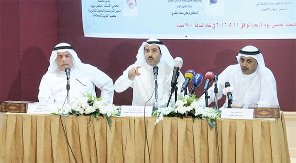 المستشار دعادل الطبطبائي والمتحدثون بالندوة﻿
