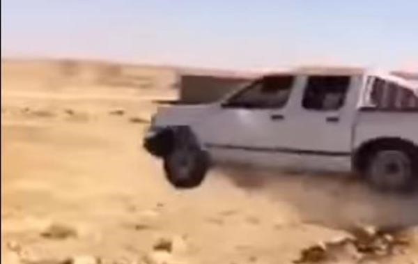 فيديو لشاب سعودي يحطم سيارته متعمداً وسط تهليل أقرانه 