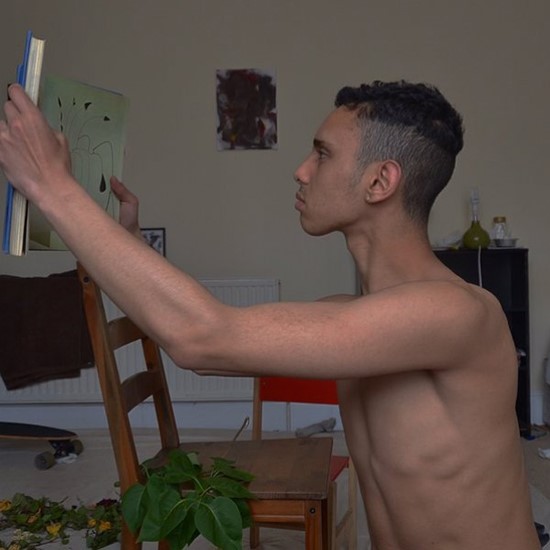 شاب مغربي يزيل الحلمتين وسرّة البطن لبيعها على الانترنت !