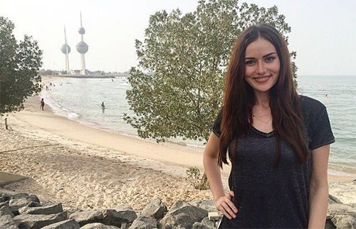 النجمان التركيان بوراك وفهرية في الكويت لتصوير إعلان