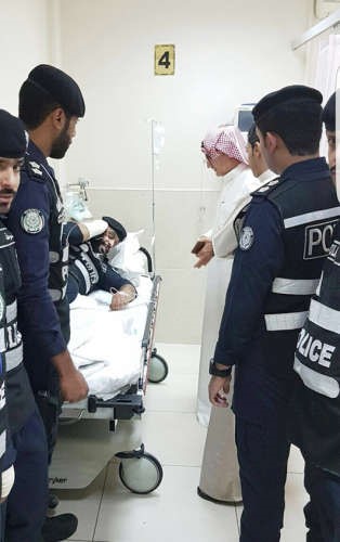 اللواء الطراح عاد المصابين ويبدو احدهما يتحدث هاتفيا الى الفريق الفهد