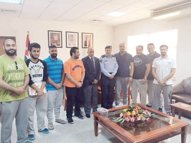 العقيد الامير مستقبلا الطلبة الكويتيين﻿