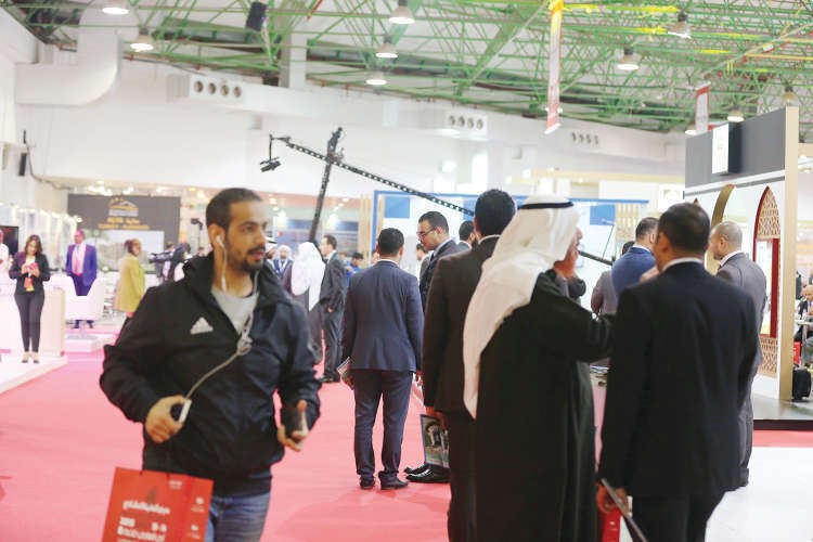 اقبال جماهيري كبير على معارض النخبة