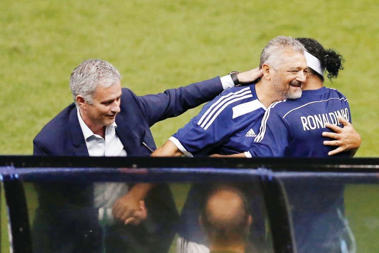 عناق بين رونالدينو والتوبيلي بحضور مورينيو
